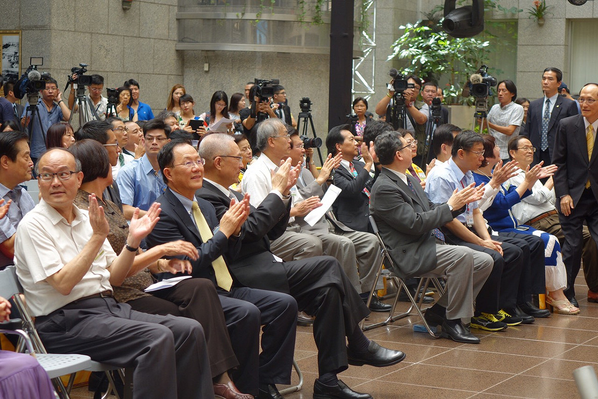 台北市長柯文哲3日上午「人間公益影展開幕記者會」，副總統吳敦義也共同出席活動，不過，2人座位剛好被走道隔開，分坐在走道的左、右2區，且座位中間隔著趙怡，除了台上致詞時互相稱呼外，全場零互動。圖：劉奕霆/攝