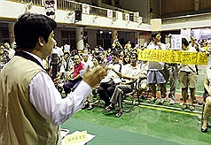「台南市政府與鐵路地下化拆遷戶溝通互動座談會」23日晚間在台南開元國小禮堂登場，市長賴清德（左）親自出席溝通，部分反對拆遷的住戶在現場舉牌抗議。圖：中央社。