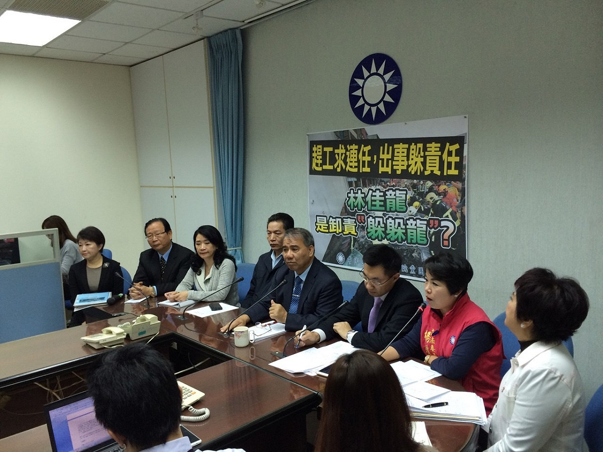 國民黨立院黨團13日上午召開記者會，質疑是否因台中市長林佳龍要求捷運趕工釀災。不過，中市府發出新聞稿回應，該類指控是移花接木、張冠李戴，呼籲外界停止政治口水，全力善後。圖：符芳碩/攝