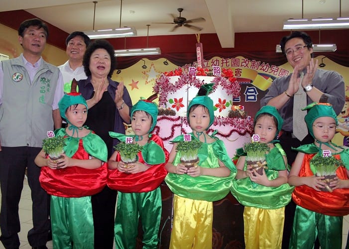 高雄市立幼稚園及托兒所統一改制為公立幼兒園，除5歲幼兒免繳學費外，將向下延伸到4歲幼教補助每學期5千元。圖片來源：高雄市政府