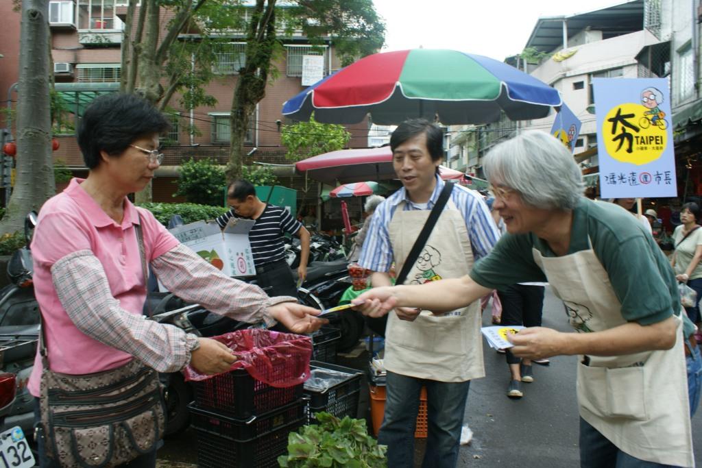 一般競選團隊都是穿背心，馮光遠團隊則是穿著圍裙，要將服務市民的概念透過圍裙傳遞出來，讓市民第一眼就知道，馮光遠的團隊，是為市民服務的團隊。圖：馮光遠提供