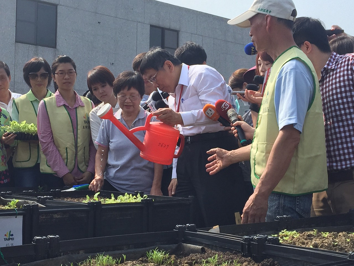 台北市長柯文哲29日上午出席「公有屋頂示範菜園計畫成果發表會」。圖：劉奕霆/攝