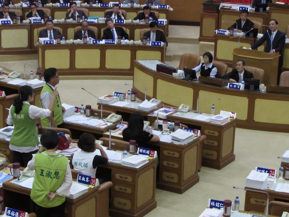 新北市民進黨議員4日在總質詢時，質疑「新北產業園區立體停車場及多功能會館BOT案」宛如台北三創BOT案翻版。圖：邱珮文/攝