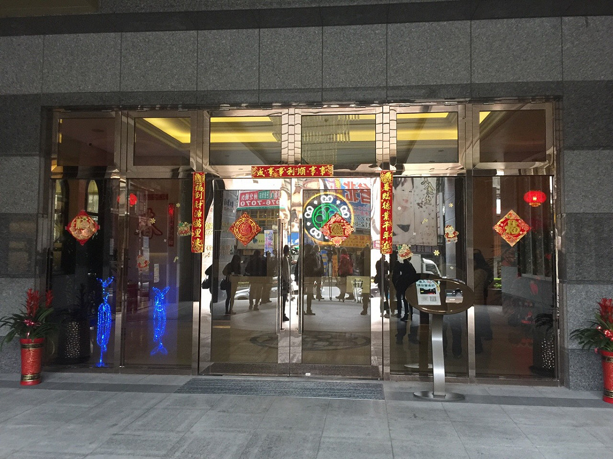 新北市三重捷運台北橋站聯開宅被台北市都發局長林洲民在昨日的電台節目上，爆出要求未來承租戶走不同門的要求，圖為新北市三重捷運台北橋站聯開宅大門。圖3之3：新頭殼資料照片