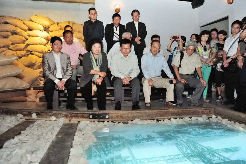 林佳龍走訪高雄駁二，對市府保存城市存舊立新的歷史見證，並賦予新生、活力，表示收穫甚豐。圖：高雄市政府提供