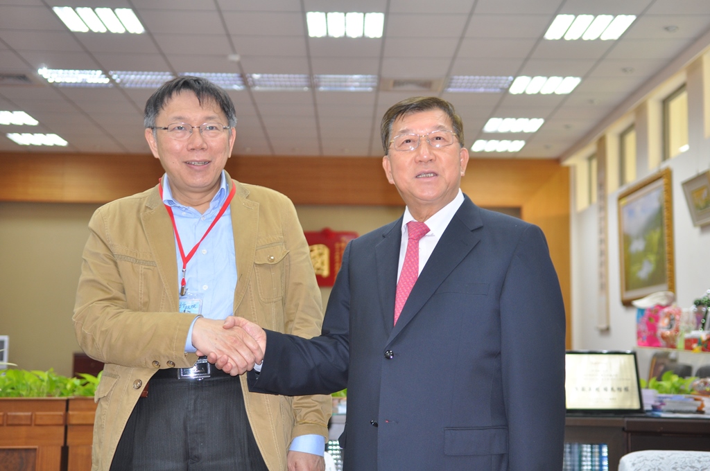 針對2017年世界大學運動會場地，台北市長柯文哲今(16)日下午前往新竹縣市、桃園市拜會各縣市首長協調場館。劉奕霆/攝
