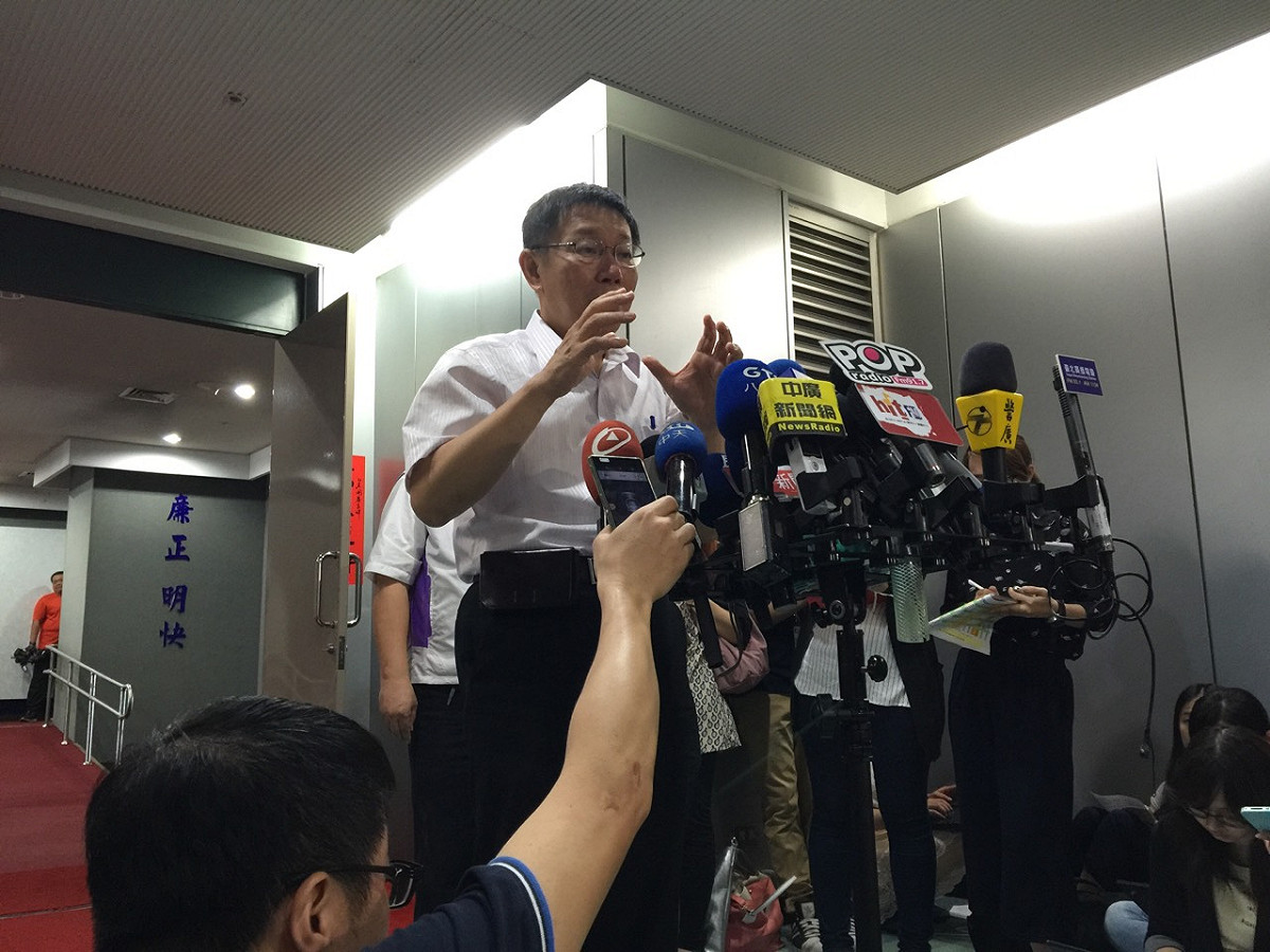 台北市長柯文哲8日上午出席里長座談會前接受媒體訪問。圖：劉奕霆/攝