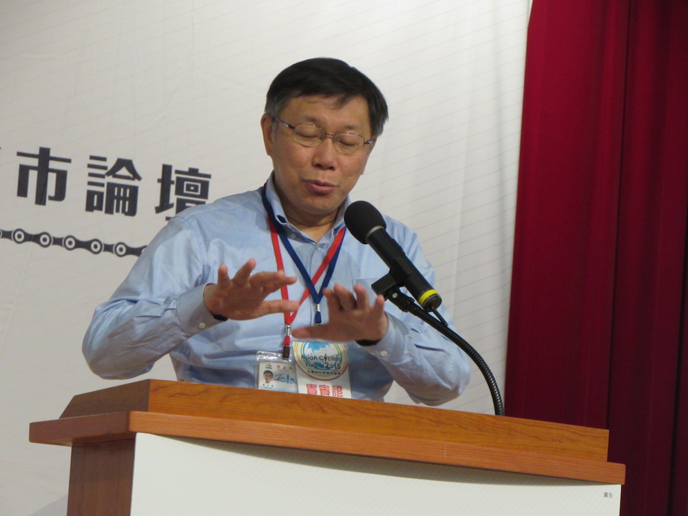 台北市長柯文哲今(19)天表示，要對公文標示問題作通盤檢討，更當場感嘆「這間公司什麼怪事都有」。圖：邱珮文/攝