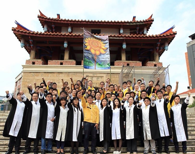 時代力量新竹市立委參選人邱顯智25日在律師後援會以及競選志工的陪同下，正式登記參選。圖：邱顯智競選總部提供