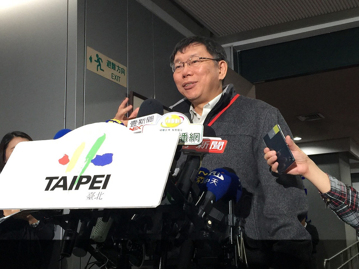 台北市長柯文哲日前因為外配進口說引發爭議，連藝人炎亞綸也在臉書上批評「沒見過講話不得體的醫生」；柯文哲今(11)日上午受訪時被問及此事，意外說出「其實我跟他爸爸滿熟的」。圖：劉奕霆/攝