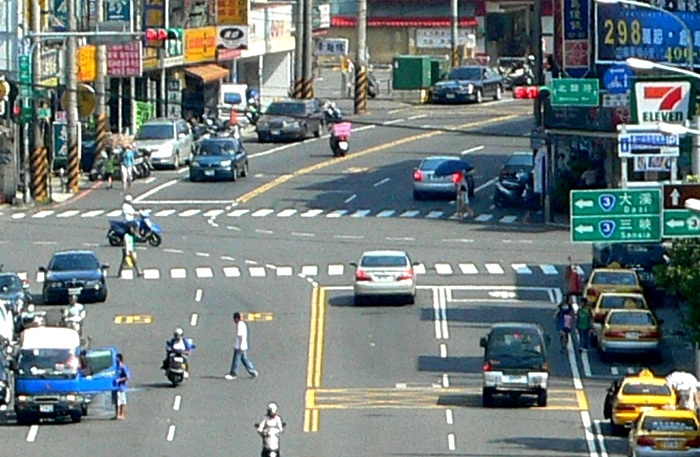 由龍潭鄉中正路與北龍路口可看見，由北龍路分開的中正路兩側雙黃線明顯不是同一直線，居民表示，這樣對用路人十分危險、對他們也不公平。圖片來源：龍潭鄉民提供