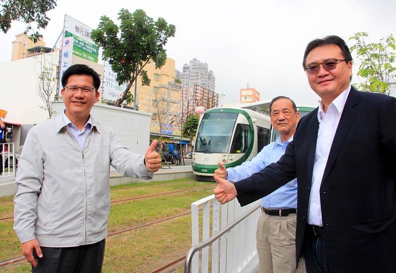 台中市長林佳龍搭乘高雄輕軌，對輕軌車廂寬敞舒適、軌道融入地景、節省經費又符合綠能，大力稱讚。圖：高雄市政府提供