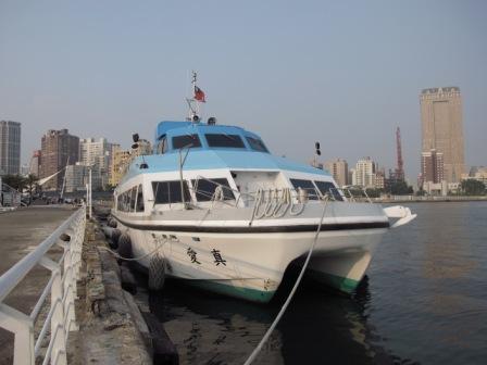 高雄市輪船公司將在9/10、11晚上8點，加開觀光遊輪中秋「遊港賞月」航班，即日起至9/9接受民眾預約訂位。圖片來源:胡宏志攝