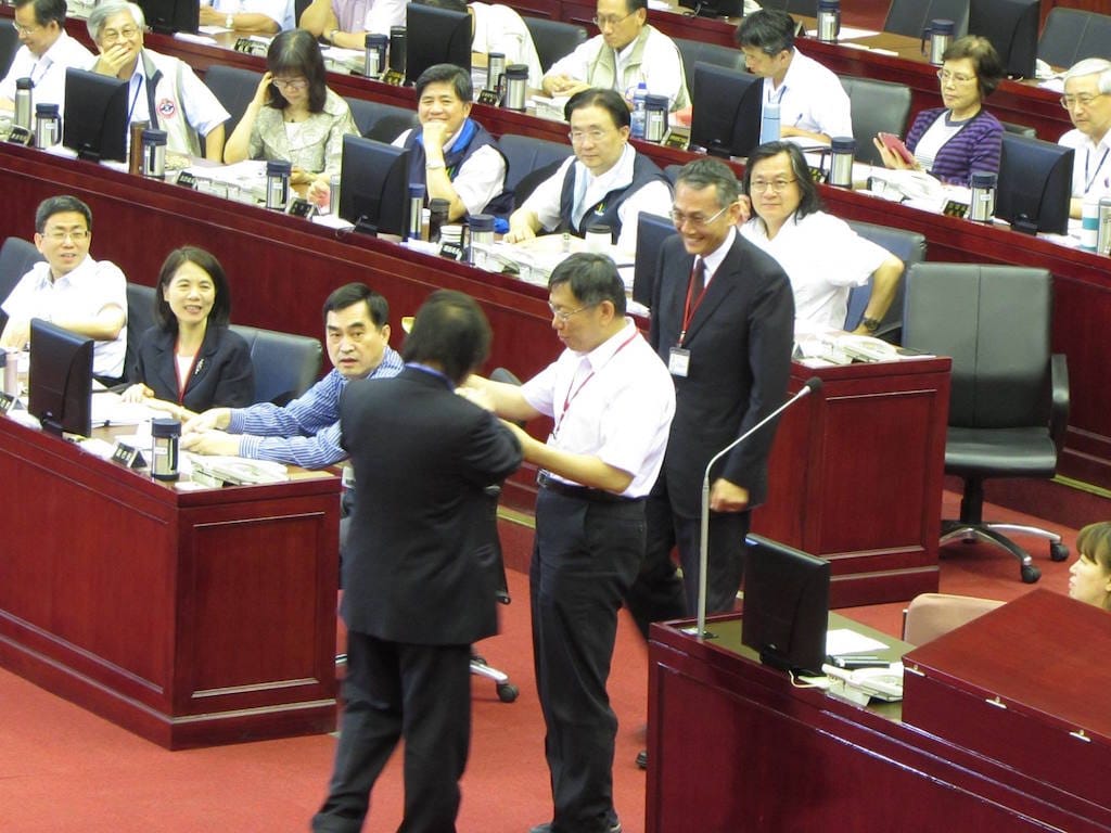 台北市長柯文哲9日下午在台北市議會接受總質詢。民進黨市議員王世堅一開始質詢就送給柯文哲一把「不求人」，希望柯處理市政要「抓到癢處」，不要像無頭蒼蠅瞎忙，浪費市府資源，耗損社會成本，斲傷人民信心。圖：邱珮文/攝