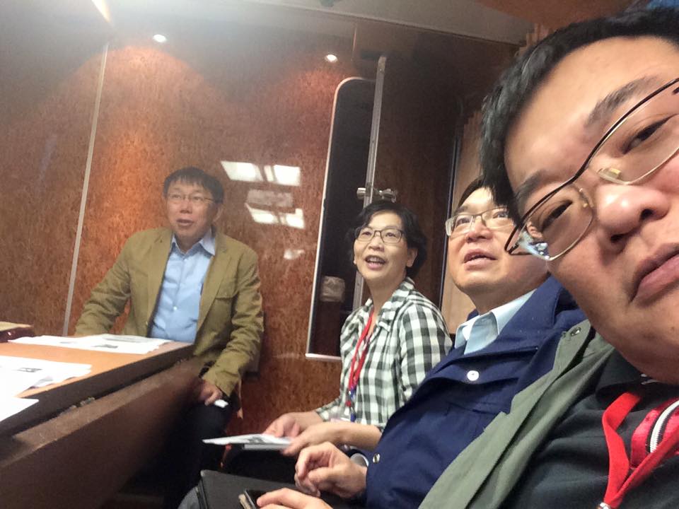 台北市長柯文哲上任後，早上7點半都會舉行市長室晨會，北市府顧問洪智坤今(23)日上午在臉書上發文，指出和柯文哲及其他局處首長在消防指揮車上開晨會。圖：翻攝自洪智坤臉書