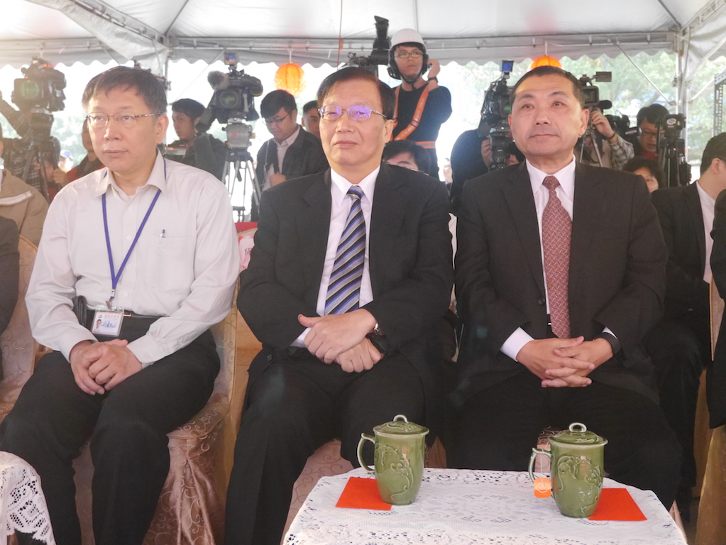台北市長柯文哲（左起）、內政部長陳威仁、新北市副市長侯友宜，2日上午前往新北市林口區出席2017世大運選手村統包工程上樑典禮。圖：劉奕霆/攝