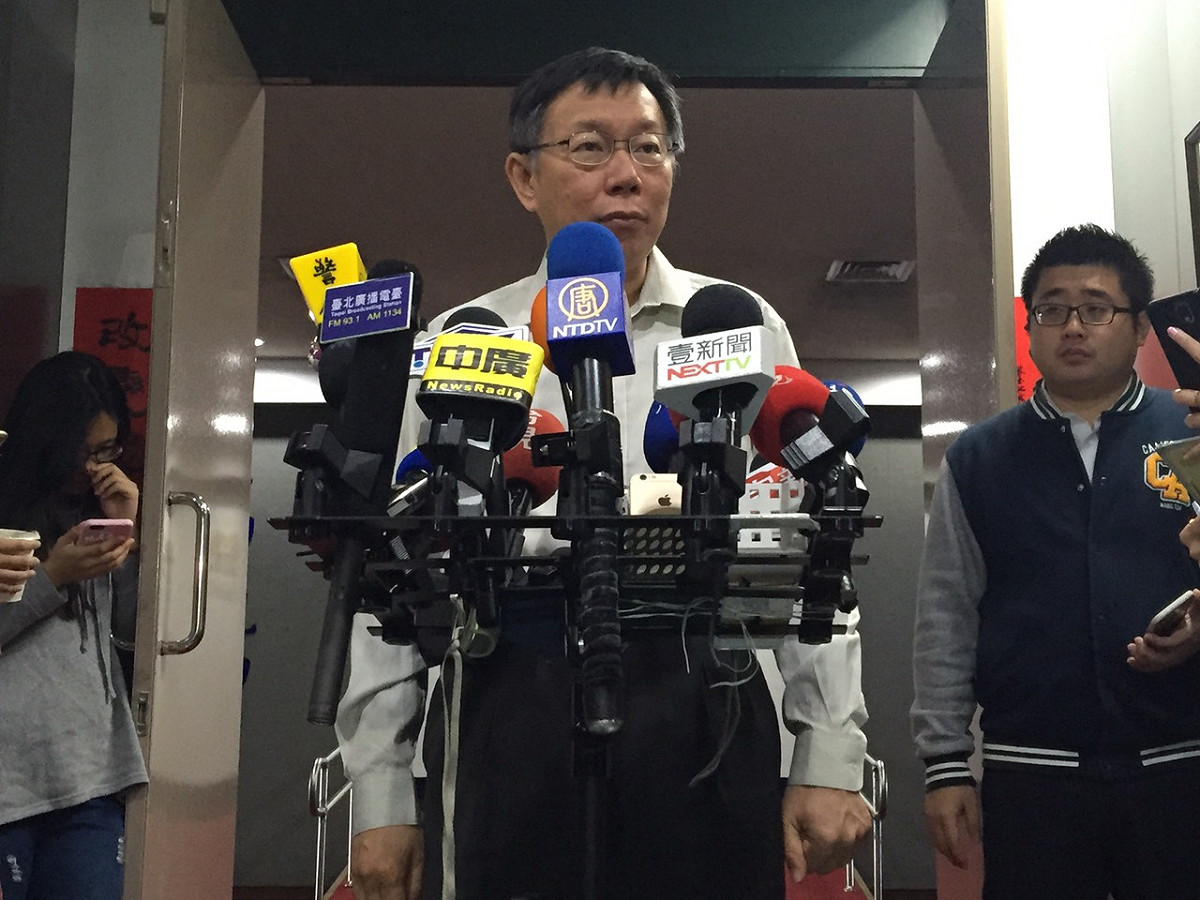 台北市長柯文哲14日上午出席里長座談會前受訪。圖：劉奕霆/攝