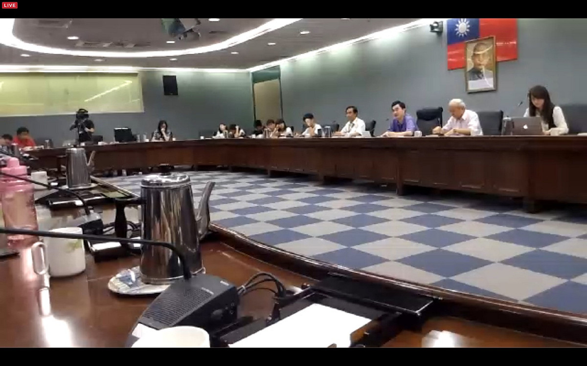 針對反黑箱課綱學生夜襲教育部，台北市政府成立專案小組調查此事，並在11日下午找來學生代表還原現場，此外，教育局長湯志民也列席會議中。圖：翻攝自網路