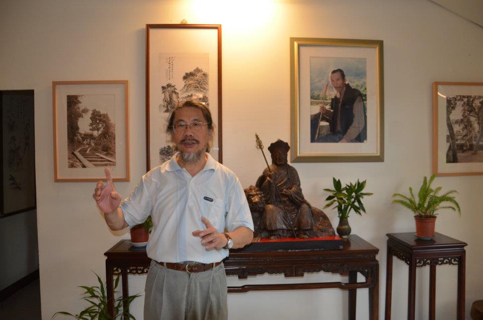 位於新北市土城的百年菜堂普安堂面臨被拆除命運，第五代住持龍泉老人的三兒子李長俊(如圖)和夫人李榮台協助現任住持易修師姑維持普安堂的事務，延續道脈不至中斷。圖:黃淑玲攝影