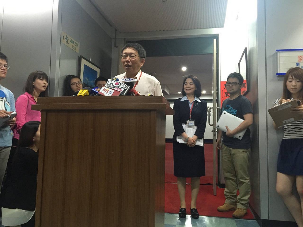台北市長柯文哲22日上午出席里長座談會前受訪。圖：劉奕霆/攝