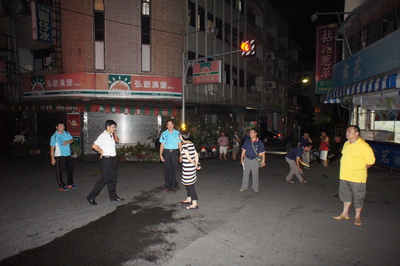 南投市三和三路17日晚近11時便連續接獲11件報案，民眾指稱空氣飄散間歇瓦斯味，疑似發生瓦斯外洩，空氣中不時飄散瓦斯味，如驚弓之鳥的民眾紛紛走出戶外。圖：中央社