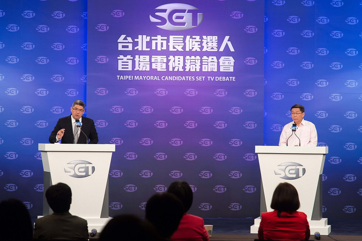 11/7晚間首場台北市長電視辯論後，61%認為柯文哲表現比較好。圖：三立電視公司
