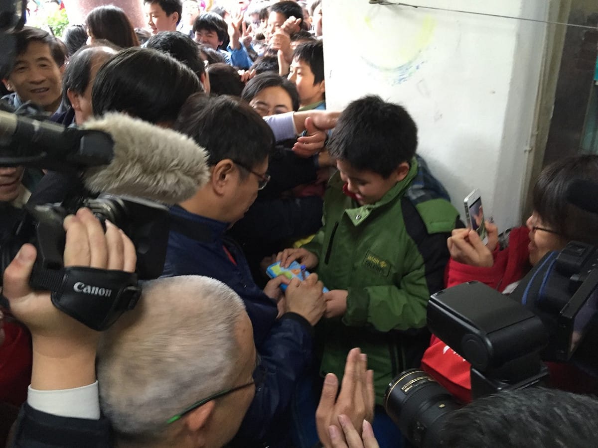 台北市長柯文哲今(8)日下午前往北投社區大學和石牌國小樂齡學堂進行環境會勘，結束後要走出校園受訪時，受到小學生熱烈歡迎，柯文哲還在小學生的鉛筆盒上簽名。圖：劉奕霆/攝