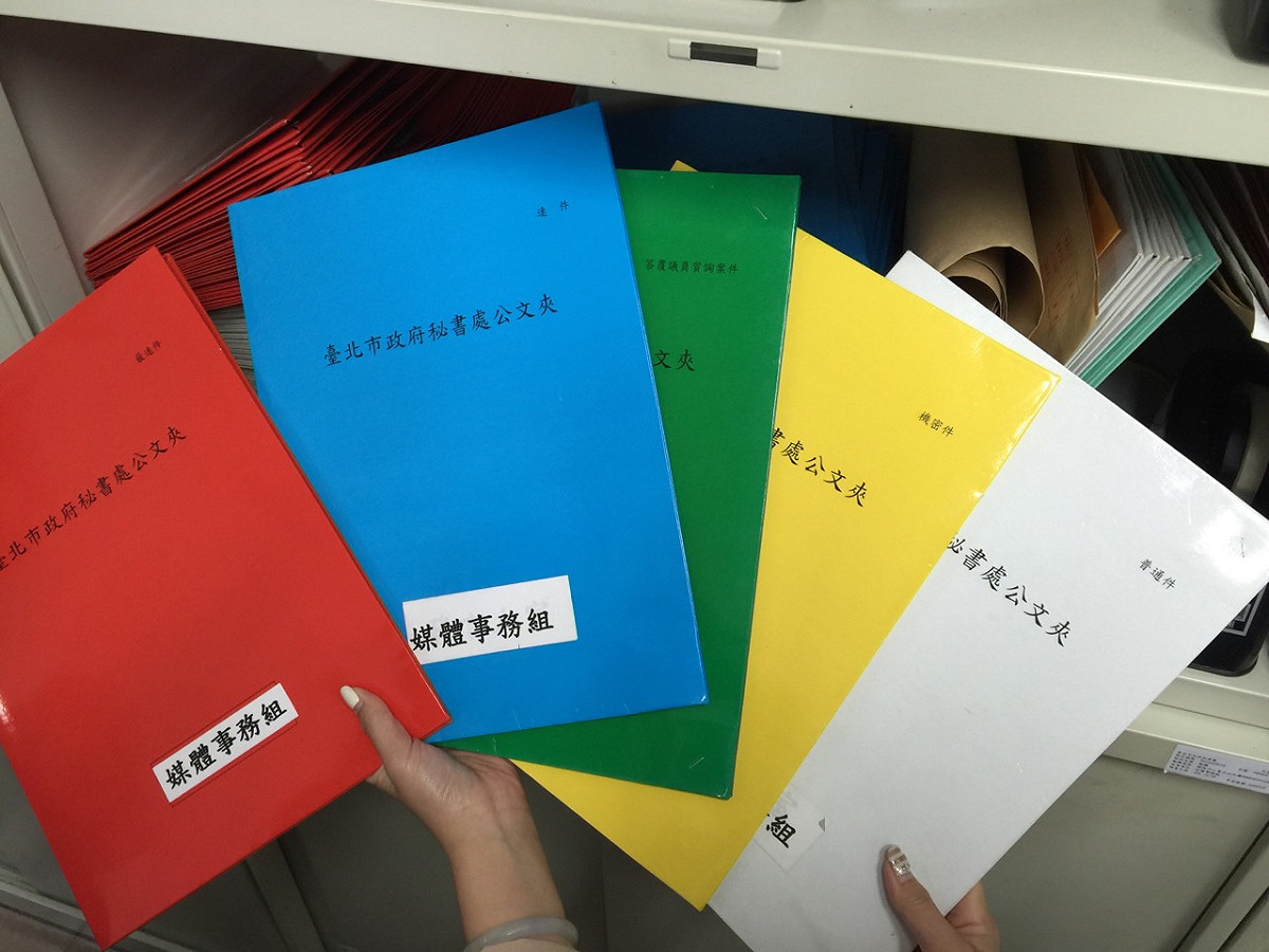 台北市政府府內公文依照顏色分為普通件、速件、最速件、機密件以及答覆議員質詢案件。圖：劉奕霆/攝