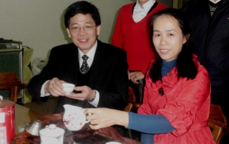 移民署長謝立功到林紫嫚家中感謝她的愛心。圖5之4：陳權欣/攝