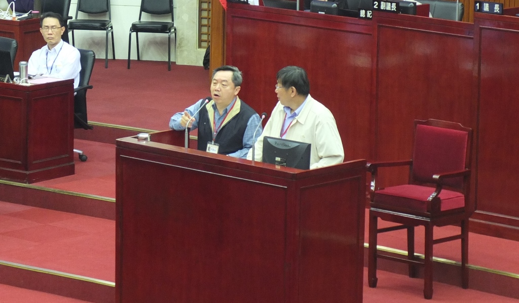 針對2013年國防部委託北市財政局辦理的「成功高中旁國有地設定地上權招標案」，前財政局長邱大展和國民黨市議員應曉薇雙方火爆對槓，一旁的柯文哲有點嚇到。圖：翁嫆琄/攝