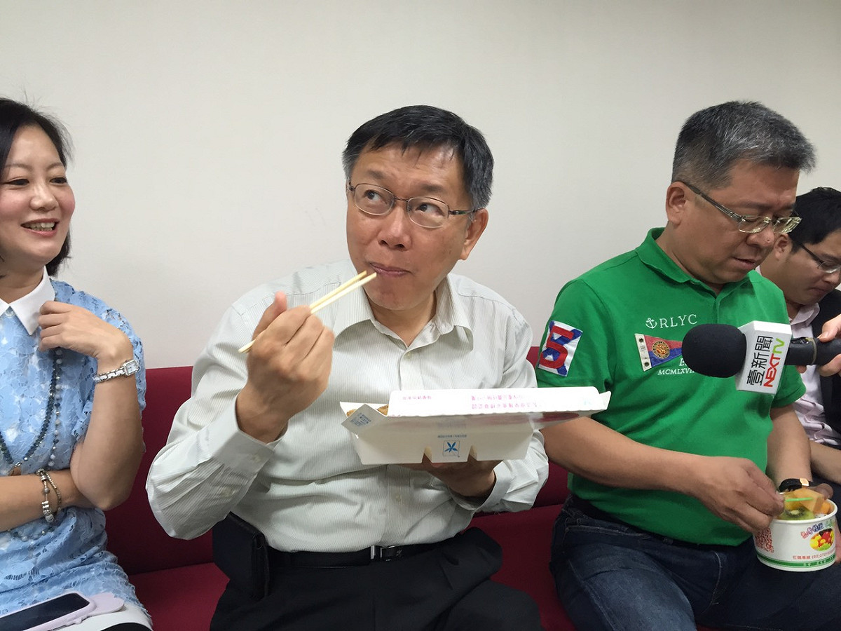 台北市長柯文哲18日下午前往台北市議會拜會民進黨團報告政策性預算。圖：劉奕霆/攝