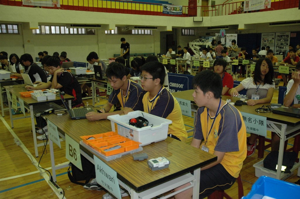 2011WRO新竹市校際盃機器人選拔賽6日上午於建華國中體育館進行選拔賽。圖片來源：新竹市政府提供