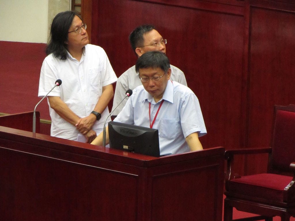 針對立法院副院長洪秀柱投入國民黨2016總統大選，台北市長柯文哲12日下午在台北市議會備詢時，被問到如何看待洪秀柱這個人？柯文哲說，他覺得洪還滿有個性的，做法也滿有「Guts」的，「至少比那些男人有氣魄多了」。圖：邱珮文/攝