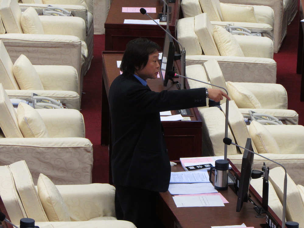 民進黨台北市議員王世堅8日在總質詢時，痛批市長柯文哲「公宅管理公司」的概念是疊床架屋、因人設事。圖：邱珮文/攝