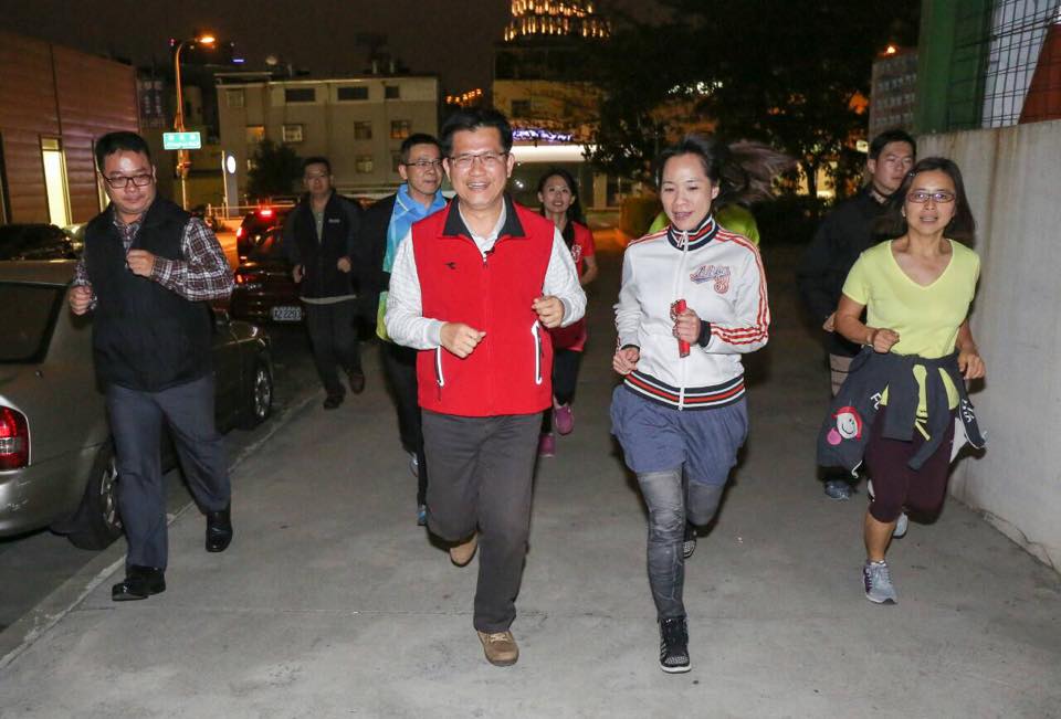 台中市長林佳龍（中）親自帶隊在西屯區長安國小校園夜間慢跑。圖：翻攝林佳龍臉書