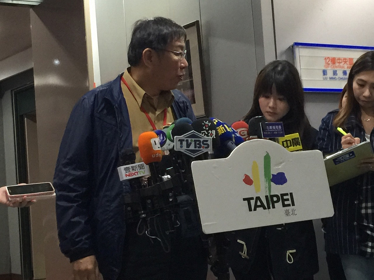 北台灣的水情持續吃緊，台北市長柯文哲今(26)日表示，他昨天下午已經把自來水處長找來開會，關於公家或民間機關的省水處理方式，自來水處長已經在寫簽呈，大概週六會將整個完整計畫公布。圖：劉奕霆/攝
