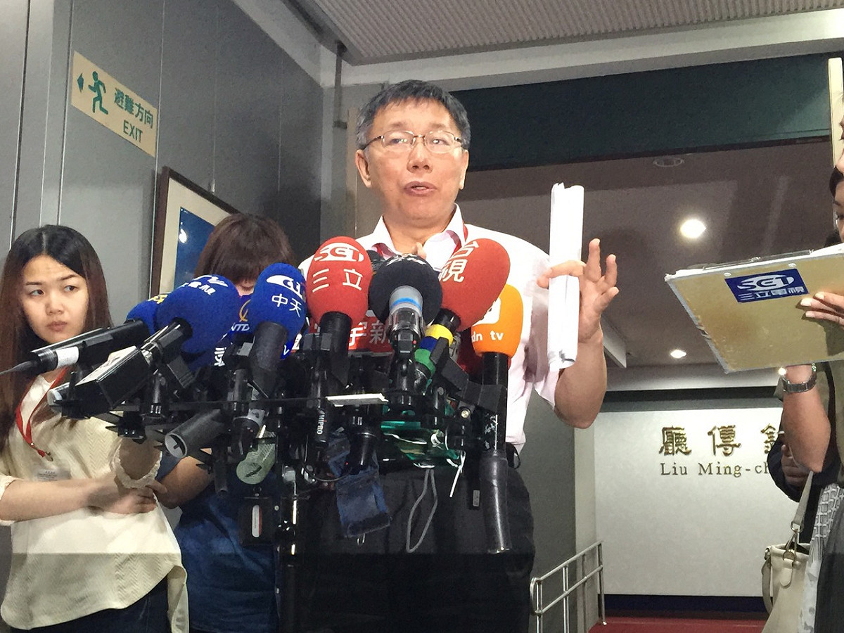 台北市長柯文哲13日上午出席里長座談會前受訪。圖：劉奕霆/攝
