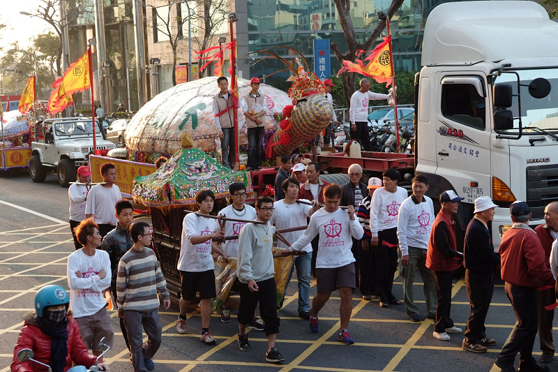 2012高雄乞龜祈福祈平安國際觀光文化節今天下午在意誠堂舉行，廟方特地舉辦拉大龜王遶境祈福活動。照片來源：高雄市政府提供