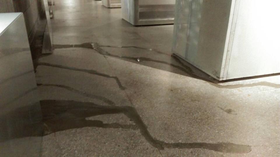 一位網友5日在臉書Po照指出，「遠雄巨蛋再灌漿，古蹟室內溢漿。」圖：翻攝臉書
