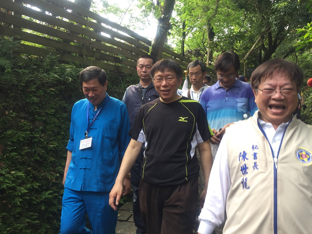 台北市長柯文哲今(19)日上午出席萬人淨山健行活動。圖：劉奕霆/攝