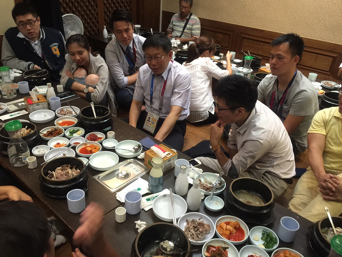 台北市長柯文哲約於韓國當地時間12日下午5點半左右抵達光州，雖未能按原訂計畫參觀台北形象館，但有機會品嚐道地的韓國美食人參雞。圖：台北市政府提供