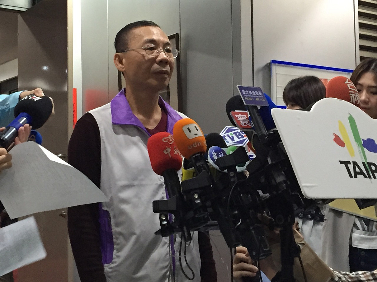 文萌樓爭議再起！台北市大同區雙連里長洪振恒在今(18)日上午表示，他要向台北市長柯文哲提出「廢除市定古蹟文萌樓」的訴求。圖：劉奕霆/攝