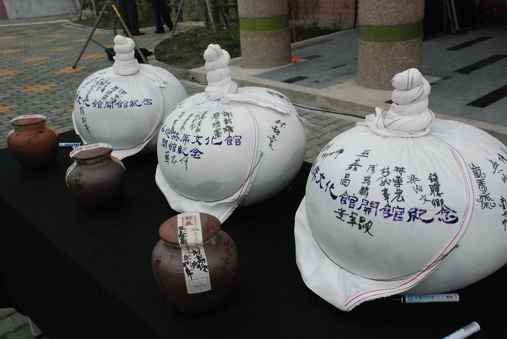 南投縣鹿谷鄉永隆社區的茶席文化館今(25)日重新開幕，現場佈置的很有茶趣。圖片來源：南投縣政府提供。