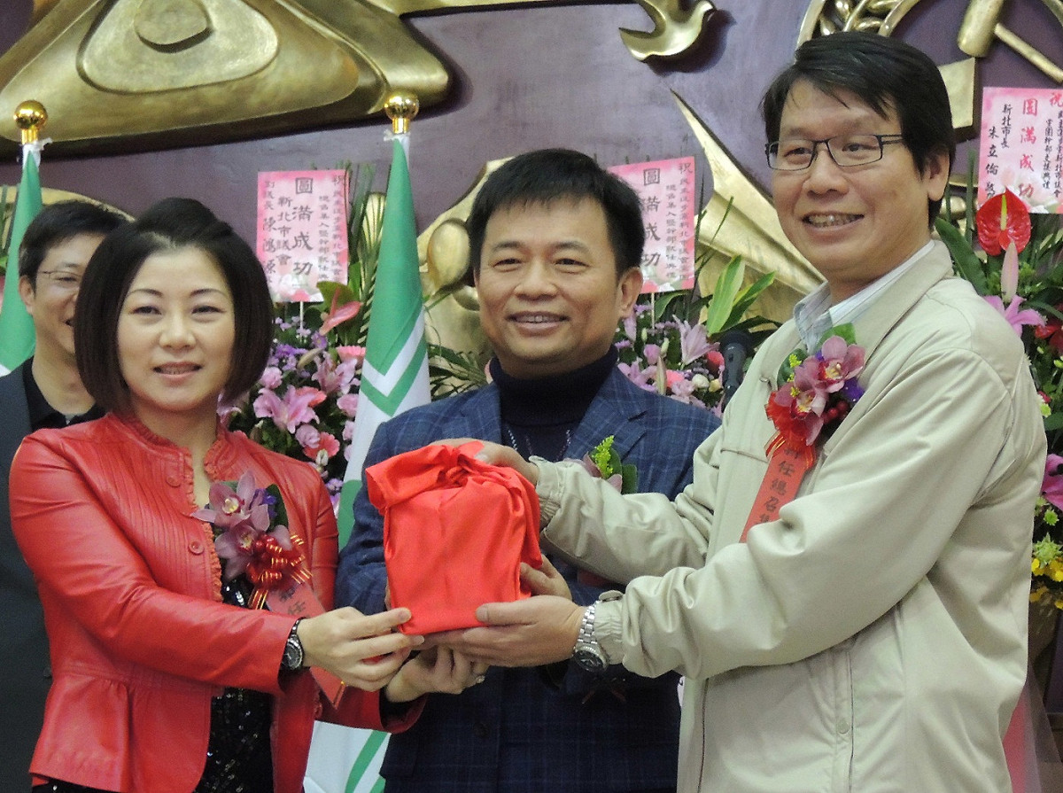 民進黨新北市議會黨團今（29）日舉行黨團幹部的交接典禮，在黨中央秘書長林錫耀（中）的監交下，卸任黨團總召何淑峰（左）將印信交給新任總召沈發惠（右）。（記者陳冠廷攝）