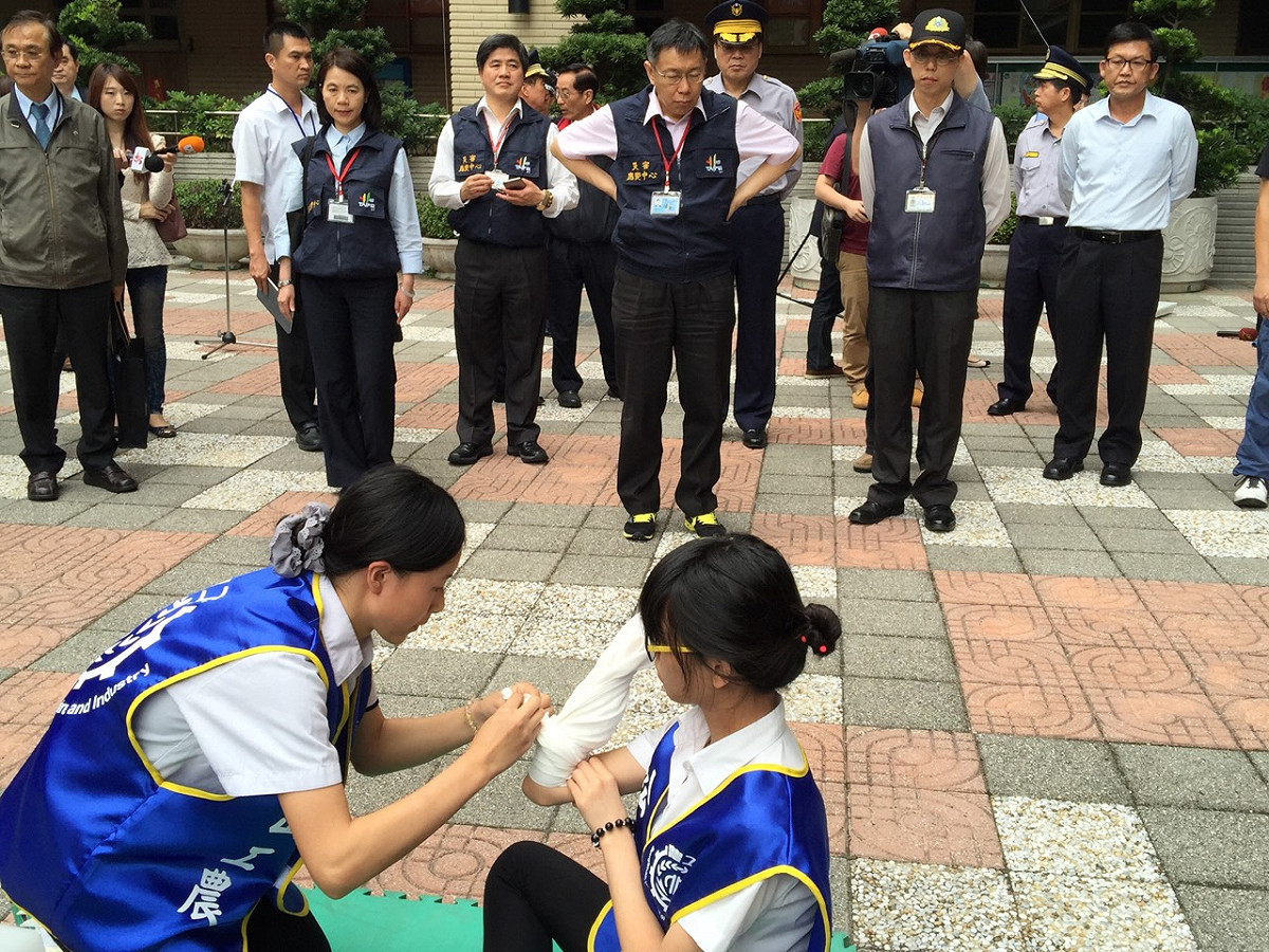 台北市長柯文哲28日下午前往松山工農視察導師生自衛編組演練情形。圖：劉奕霆/攝