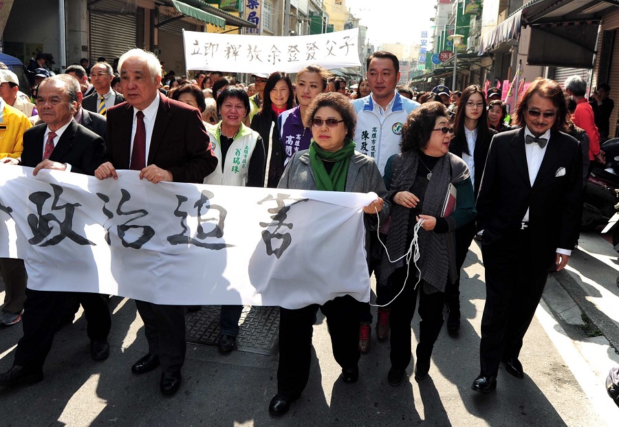 紀念36年前橋頭事件，高雄市長陳菊偕同當年的民主夥伴，返抵當年事件現場，一行人從前高雄縣長余登發的故居出發，踏著緬懷歷史的步伐，重溫往事。圖：高雄市政府
