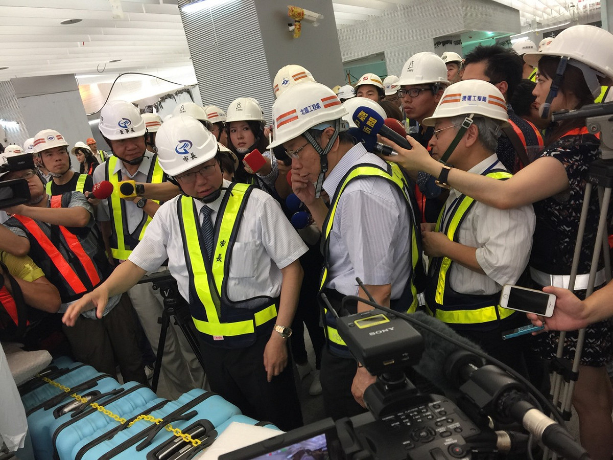 台北市長柯文哲和桃園市長鄭文燦2日上午一起到機場捷運線A1站視察，並由台北市捷運局簡報，介紹站內相關建築裝修特色、旅客進站臨停接送與預辦登機、行李托運等服務。圖：劉奕霆/攝