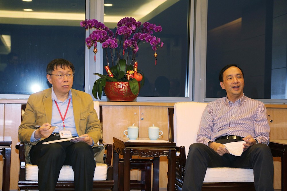 針對世大運場館運用與時程協調，台北市長柯文哲和新北市長朱立倫今(17)天傍晚在新北市府會面。圖：新北市政府提供