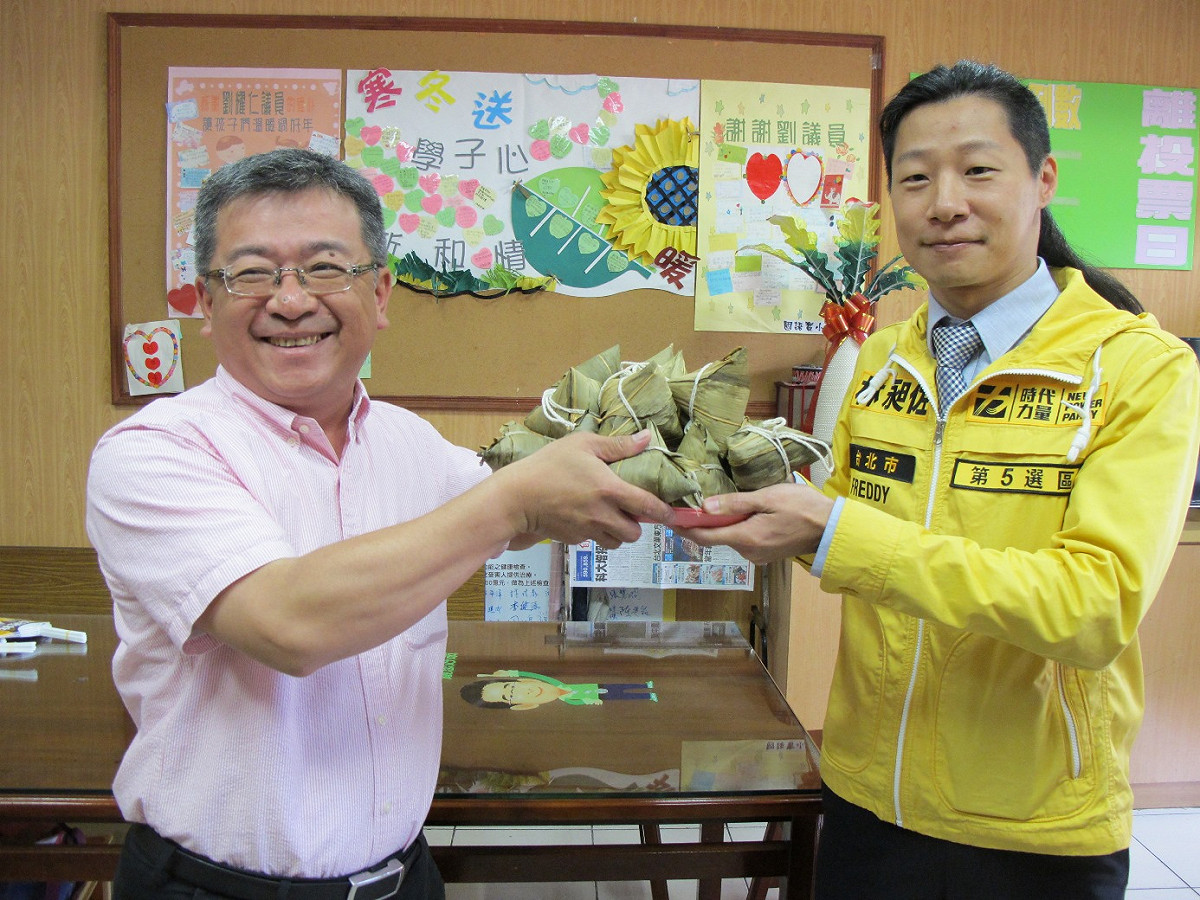 民進黨籍台北市議員劉耀仁爽快地借出了宣傳車、競選看板給時代力量的林昶佐使用。圖：林朝億/攝