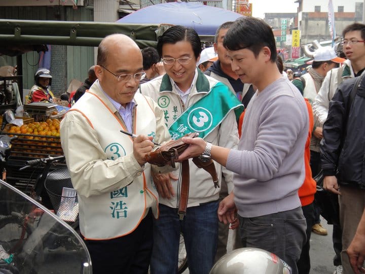 有綠營天王蔡英文、蘇貞昌、謝長廷助選的民進黨草屯鎮長補選提名人洪國浩，今日以19票險勝。圖為蘇貞昌陪同洪國浩拉票的畫面。圖片來源：翻攝自蘇貞昌臉書。